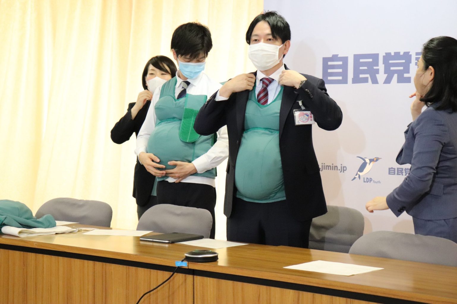 В Японии мужчины-депутаты два дня носили искусственные животы. Они пытались понять, с какими проблемами сталкиваются беременные