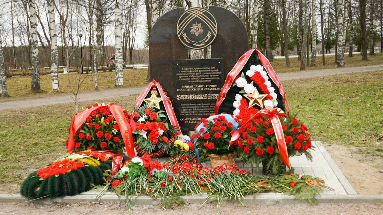 Памятник воинам-героям из Казахстана открыли под Санкт-Петербургом