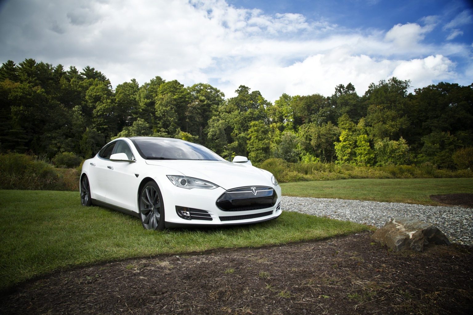 Tesla официально выйдет на казахстанский рынок