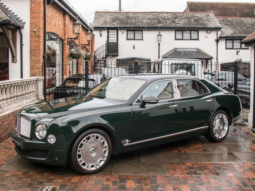 Bentley, принадлежавший Елизавете II, продали за 2 000