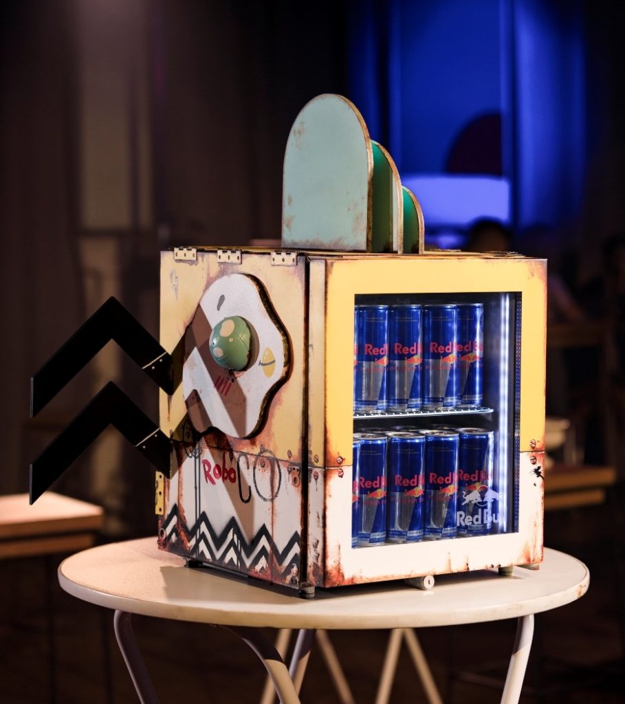 «Робот-цыпленок»,  «Холодильник-путешественник» и пейзажи Vice City. В Алматы прошел креативный проект Red Bull Curates: Canvas Cooler