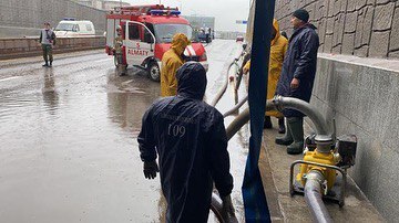 Алматы превратился в Венецию: видео затопленных улиц