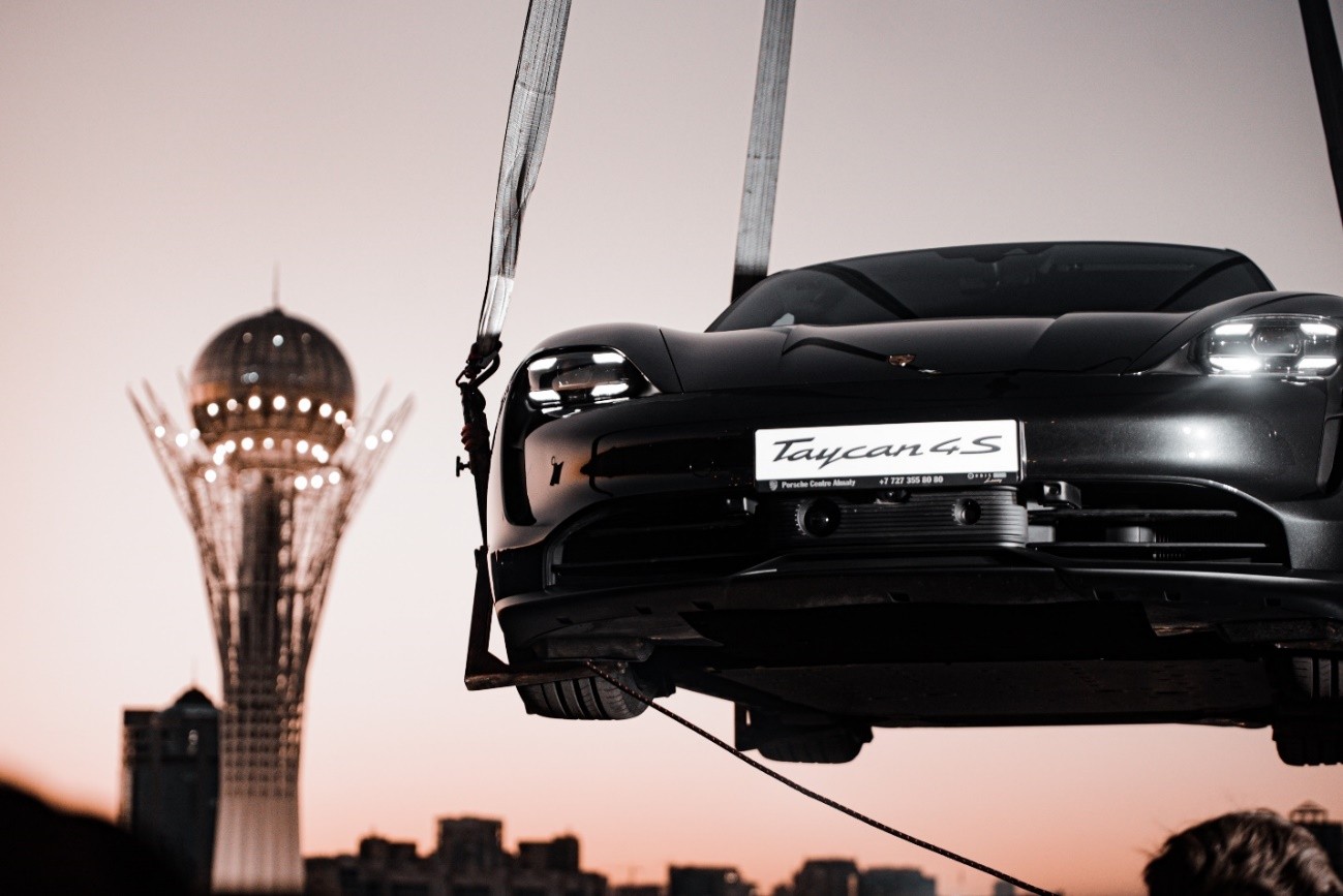 Рассекая столичный закат: в Нур-Султане Porsche Taycan подняли в небо