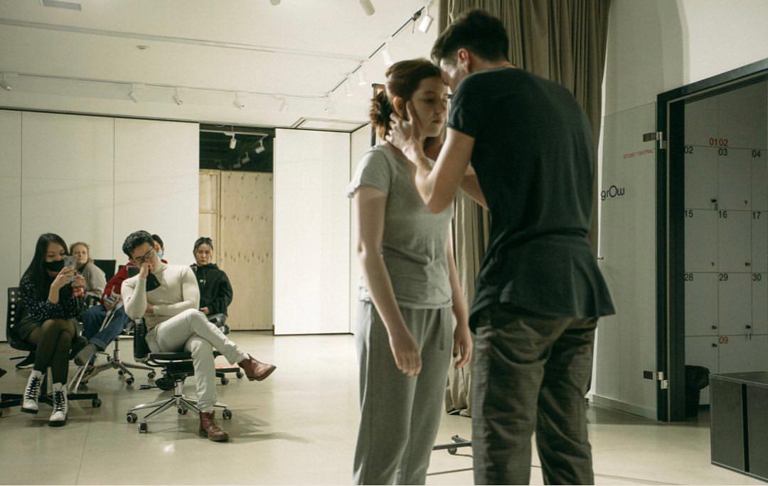Где в Алматы профессионально обучают навыкам актерского мастерства?