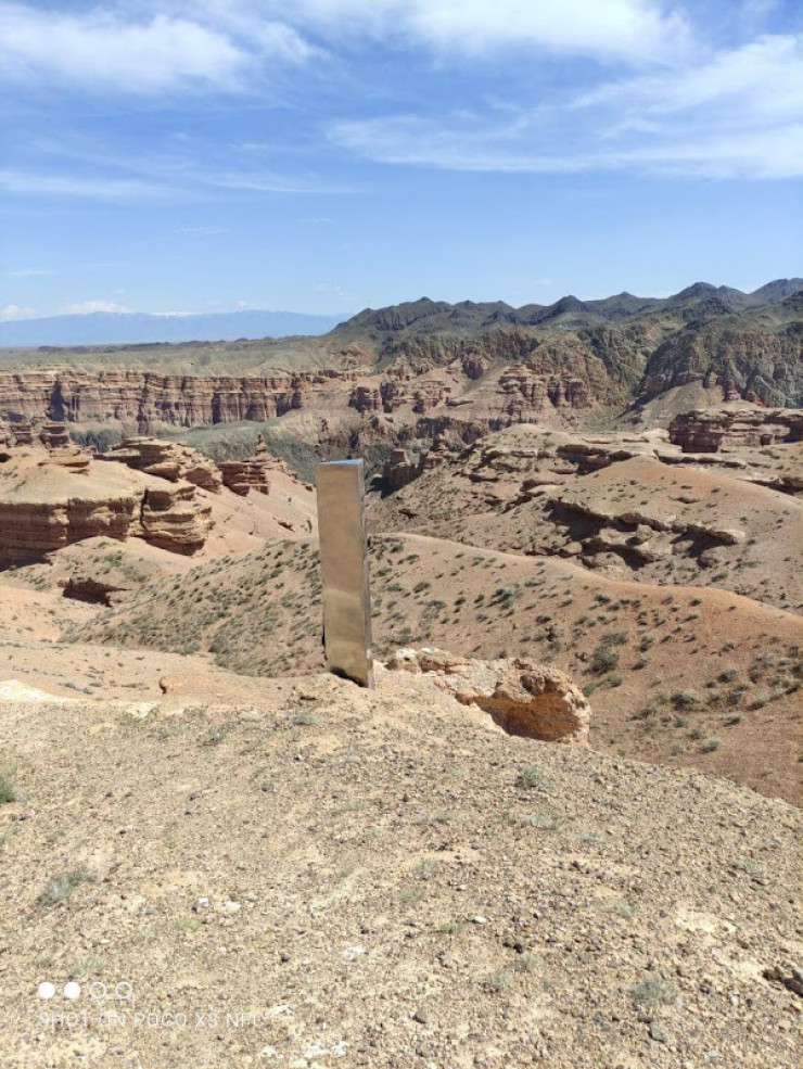 Загадочный монолит обнаружили на территории Чарынского каньона