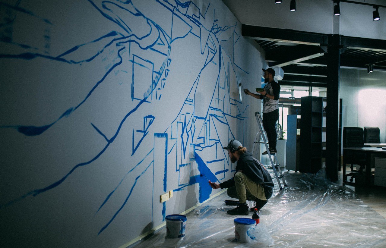 Дань искусству: оммаж на картину Абылхана Кастеева «Турксиб» украсил офис казахстанской компании