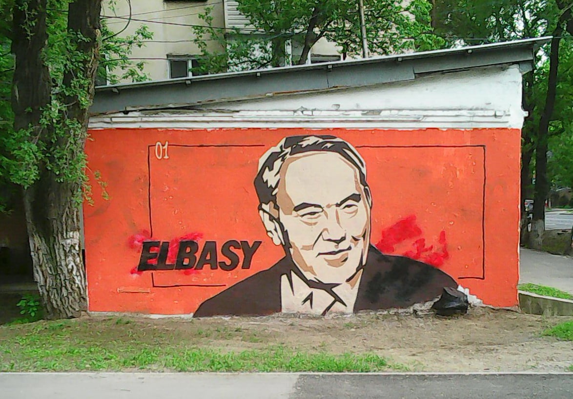 Мурал с изображением Нурсултана Назарбаева раскрасили под Джокера