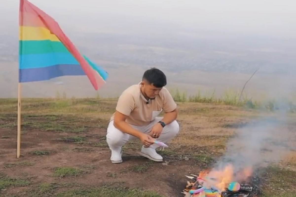 Однозначно пропаганда!»: Алишер Еликбаев отреагировал на видео, где казахстанец сжигает игрушки «поп-ит»