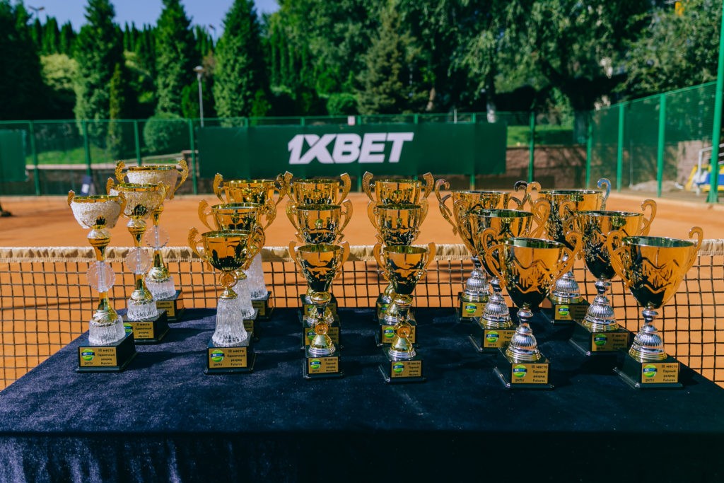 В Алматы полсотни мужчин сразились за звание победителя любительского теннисного турнира 1xBet Open
