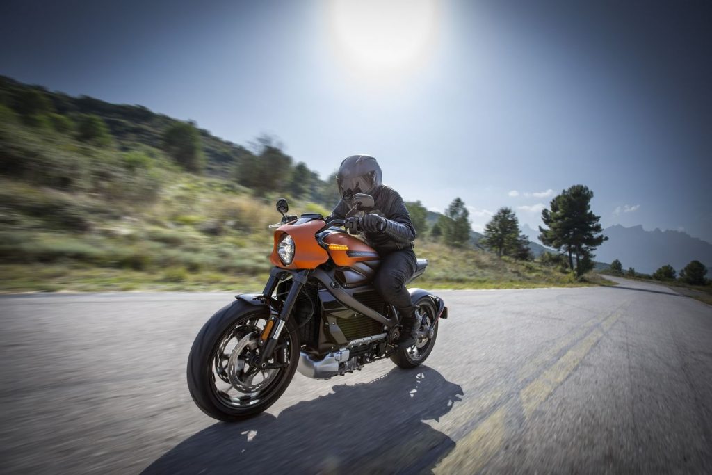 Швейцарский отель The Chedi Andermatt организует уникальное путешествие на первом электрическом Harley-Davidson