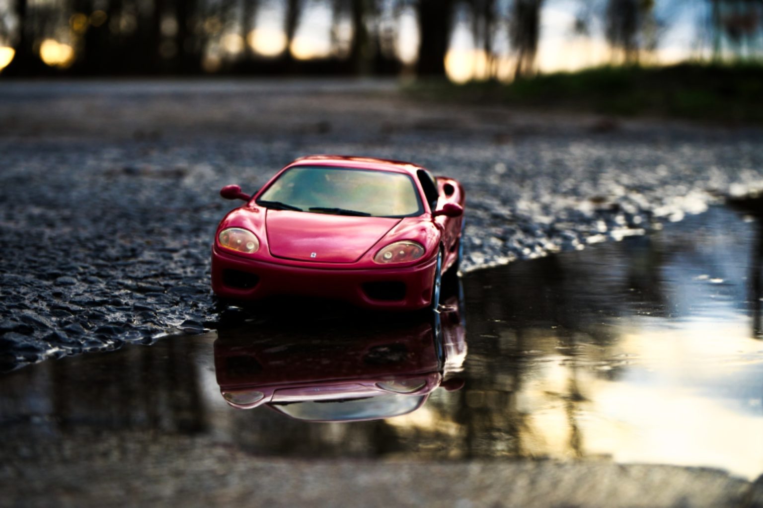 Много машинке воду. Машина в воде. Отражение машины в воде. Мокрый автомобиль. Мокрая машина.