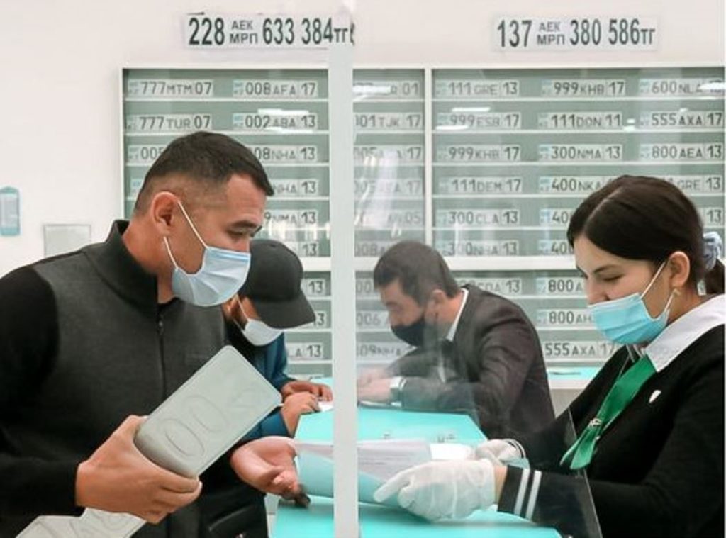 Казахстанским автовладельцам разрешат покупать не только «красивые» цифры, но и «красивые» буквы на номерах