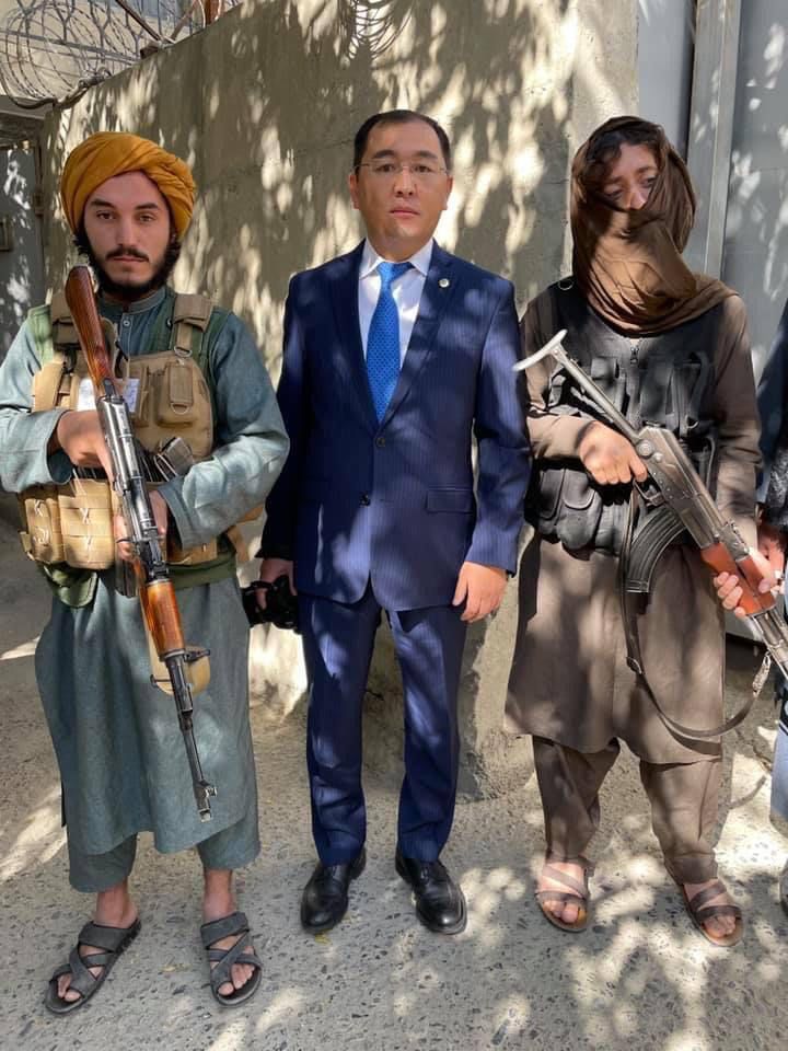 "Интересная страна". Фото представителя казахстанского МИДа с вооруженными талибами взорвало соцсети