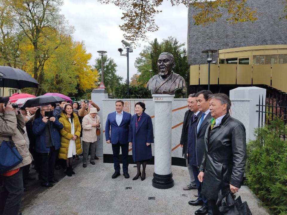 Памятник Абаю Кунанбаеву открыли в Германии