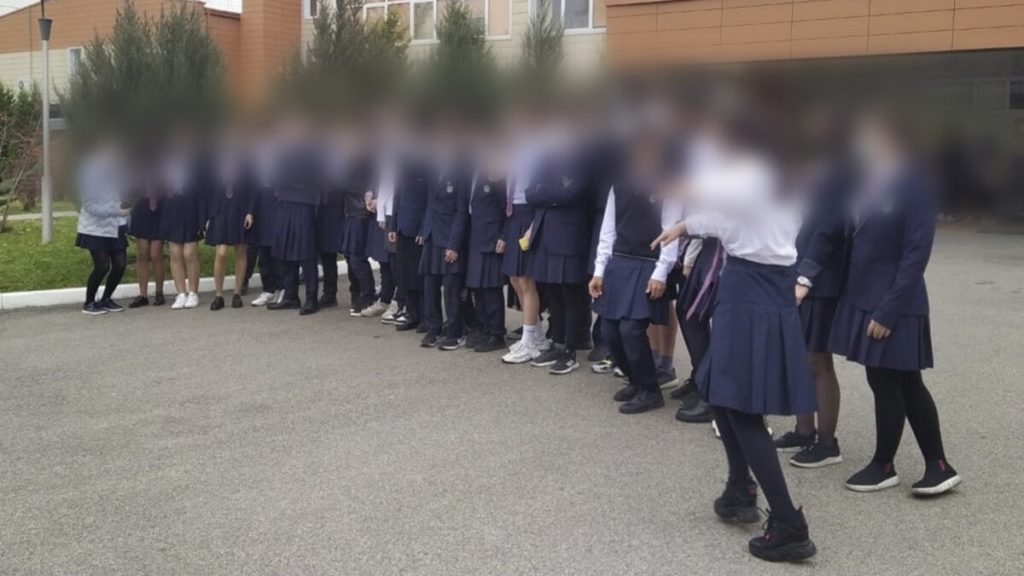 Ученики НИШ Алматы пришли на занятия в юбках после суицида восьмиклассника