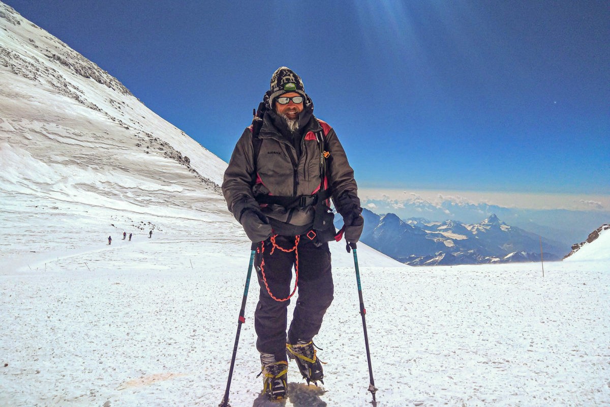 Каково это — подняться на вершину Эльбруса в 60 лет и задуматься о «покорении» Килиманджаро