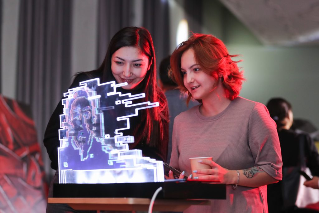 В Алматы прошла выставка Art of the new Technologies от Huawei