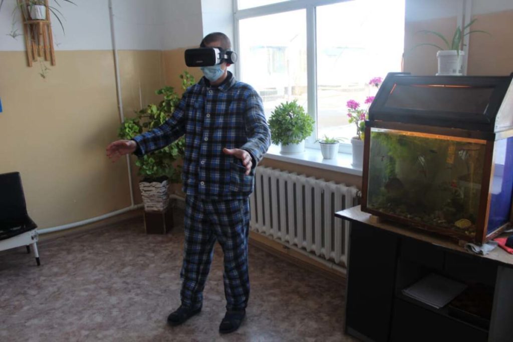 Заключенные одной из казахстанских тюрем снимают стресс с помощью VR-очков