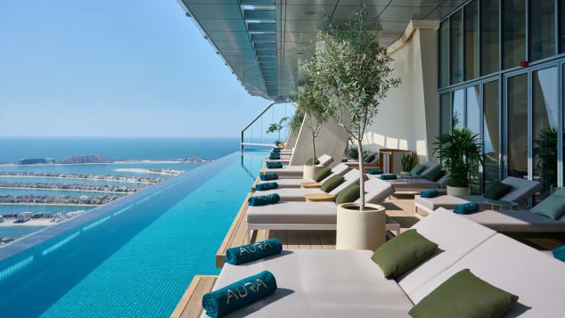 Самый высокий в мире панорамный бассейн открылся в Дубае