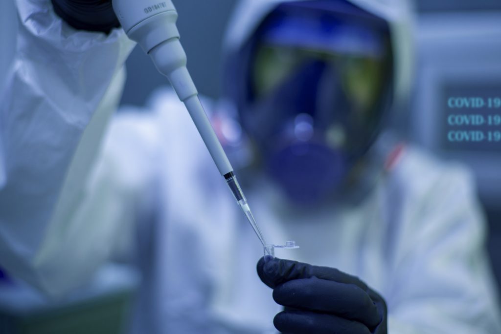 Ко дню рождения SARS-CoV-2: самые дикие теории возникновения пандемии