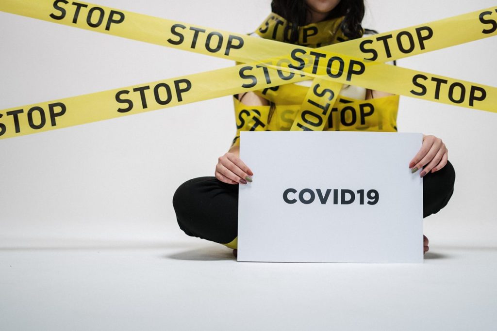 Санкции против невакцинированных: как в мире ограничивают права граждан, не сделавших COVID-прививку
