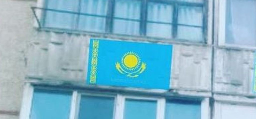 Халтура или левитация? Акимат прифотошопил флаги к балконам в Алматинской области