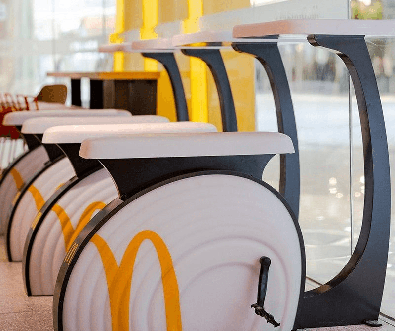McDonald’s заменил стулья в ресторанах на велотренажеры