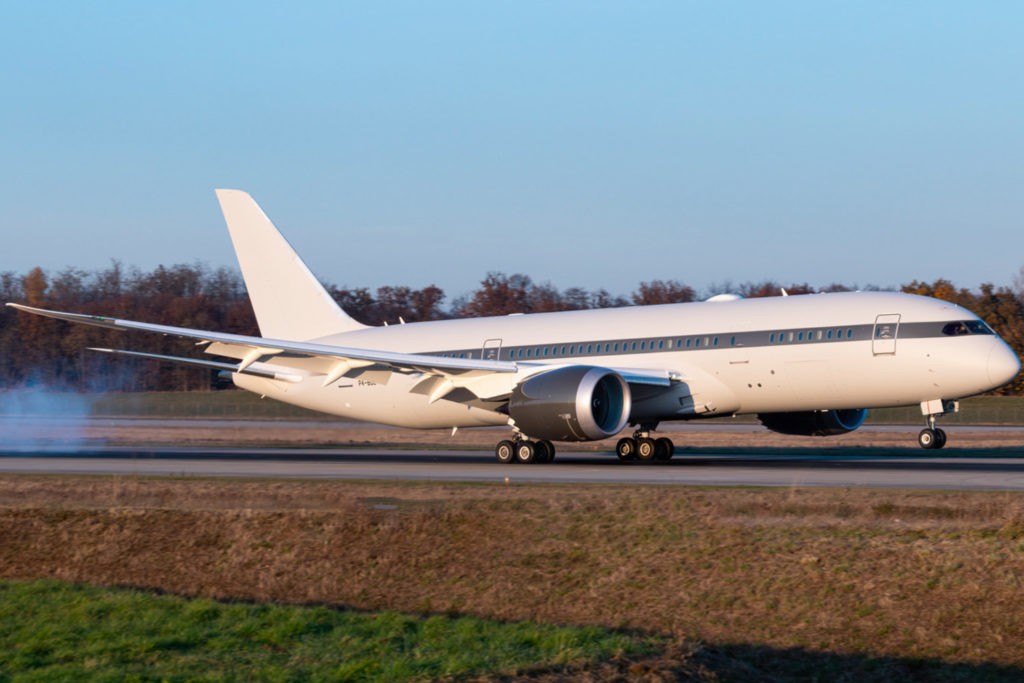 10 мест для охраны и 30 для гостей. Как выглядит самый дорогой частный самолет  Романа Абрамовича?
