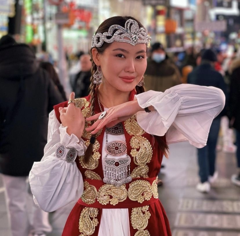 Блогер из Казахстана станцевала "камажай" в центре Нью-Йорка