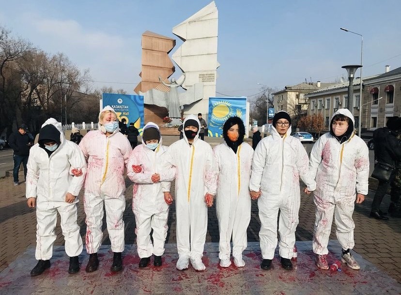 Перформанс в память о жертвах декабрьских событий прошел в Алматы