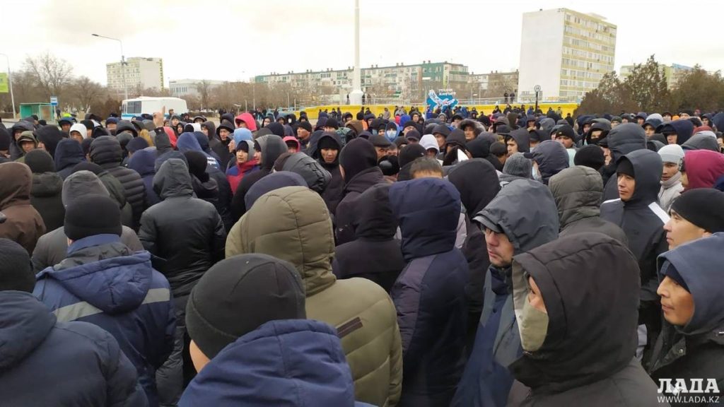 СМИ: на площади в Актау все еще 300-400 человек