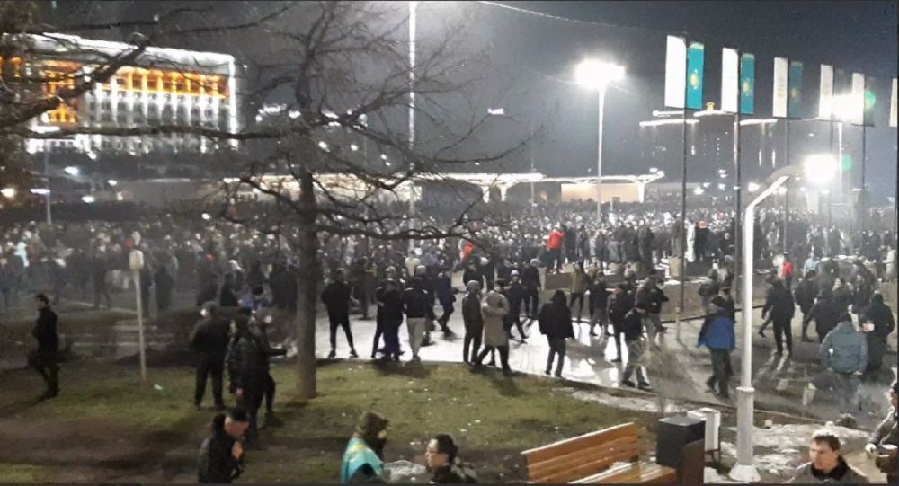 Акции протеста в Алматы: полиция применила слезоточивый газ и светошумовые гранаты