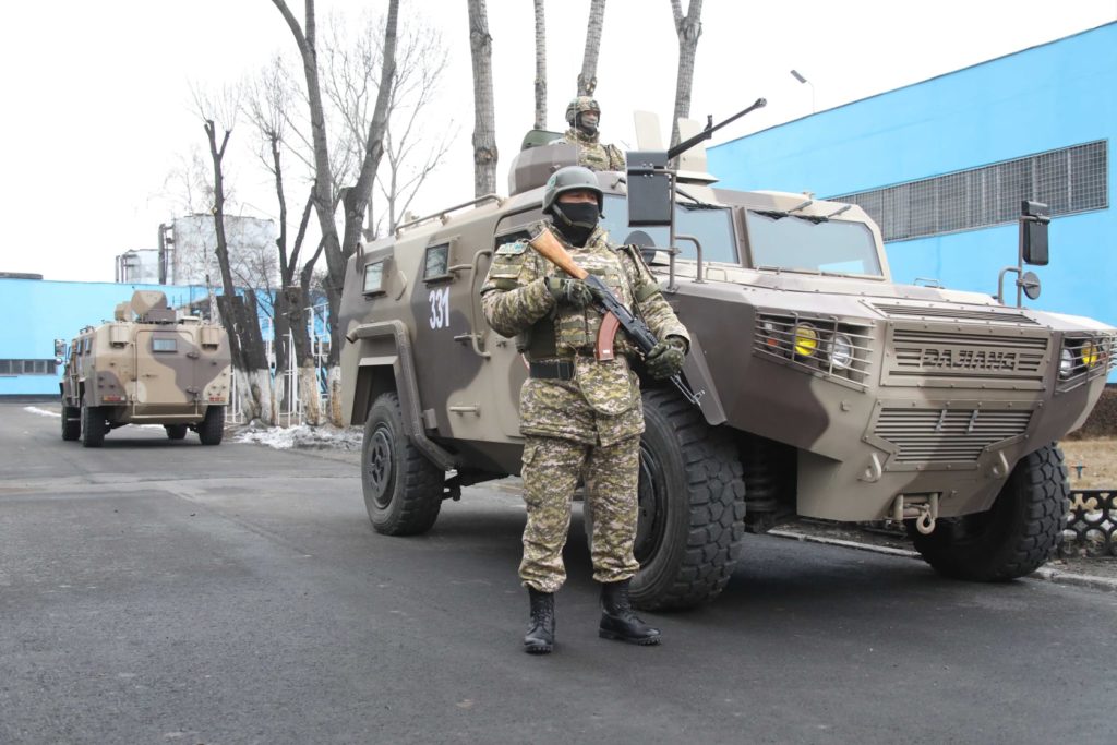 «В стране не уделялось должное внимание обороне». Причину неготовности казахстанской армии к январским событиям назвали аналитики
