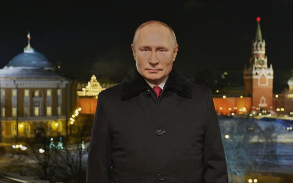 Путин в бронежилете? Новогоднее обращение президента РФ вызвало ряд вопросов у зрителей