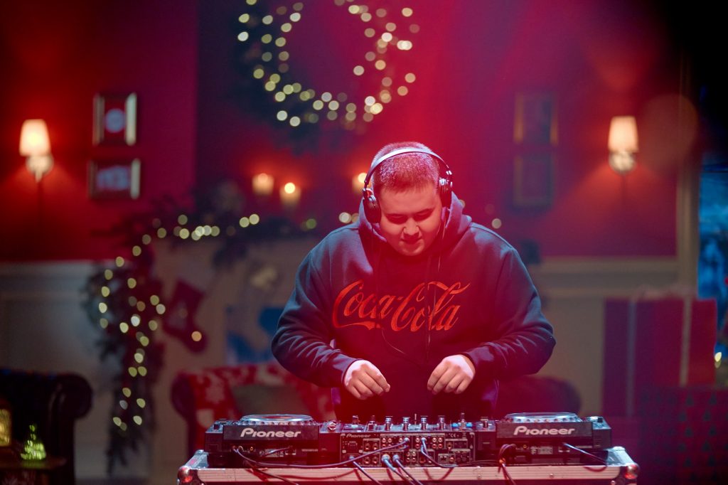 Иманбек Зейкенов представил ремикс на фирменную новогоднюю мелодию Coca-Cola