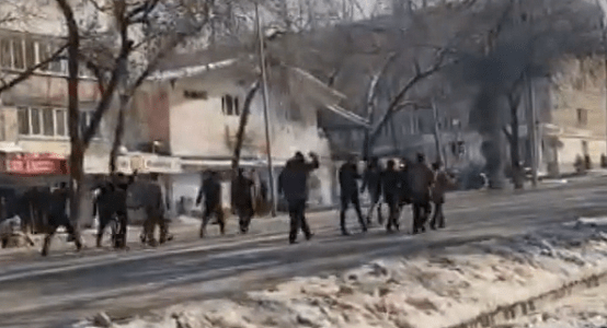 Митинг, стрельба и взрывы: съемки фильма о январских событиях напугали алматинцев