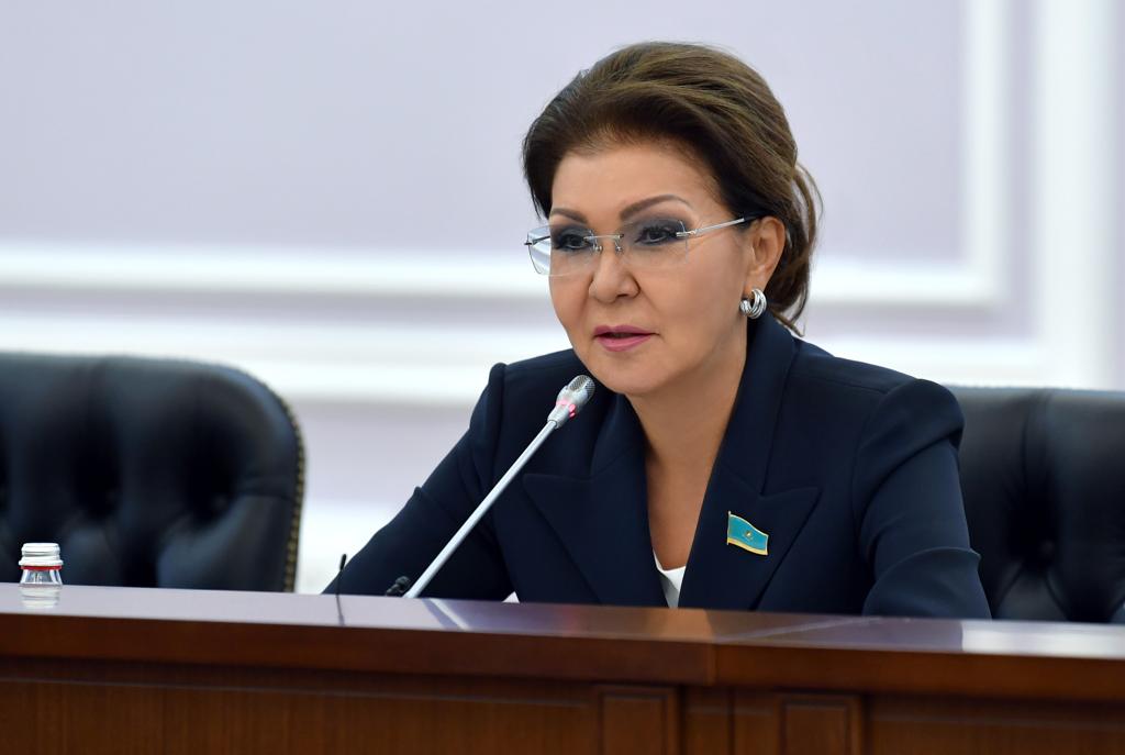 «Дарига Назарбаева должна подать в отставку». Айдос Сарым о депутатских полномочиях дочери первого президента