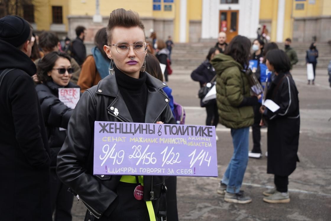 Чел заехал в митинг феминисток. Митинг феминисток в Алматы. Феминизм митинг. Женский митинг. Марш феминисток.