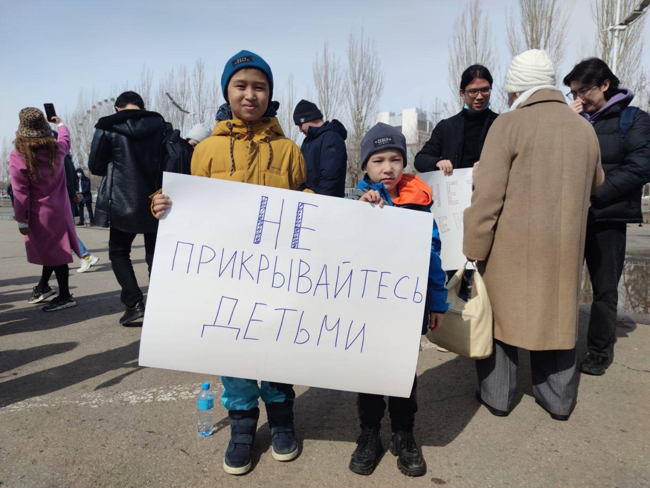 «Не прикрывайтесь детьми». Жители Нур-Султана вышли на митинг против блокировки соцсетей