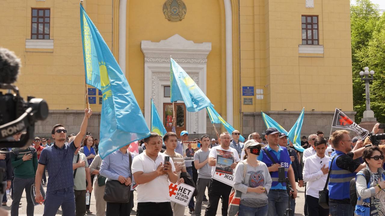 «Пережиток Назарбаевизма». Алматинцы вышли на митинг против утильсбора