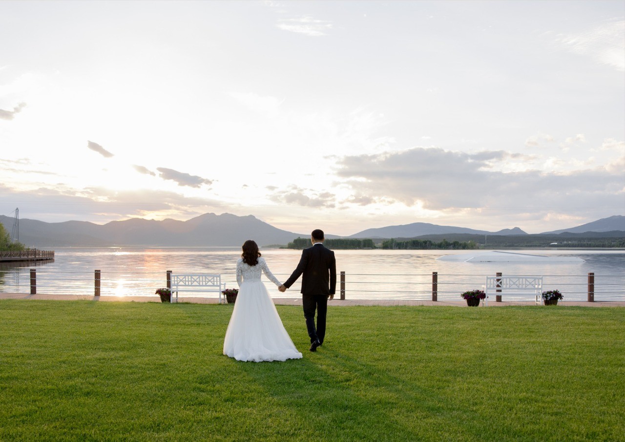 Банкет на берегу озера,  роскошный номер и незабываемая фотосессия: как организовать свадьбу мечты в Боровом