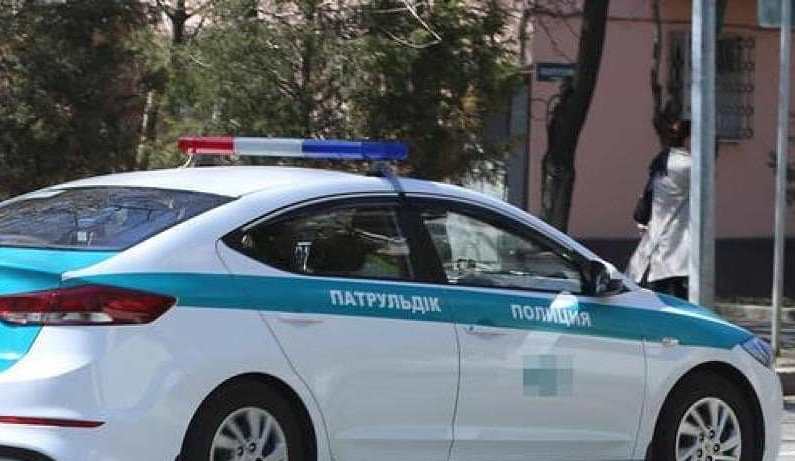 Полицейского в Казахстане оштрафовали за нарушение ПДД