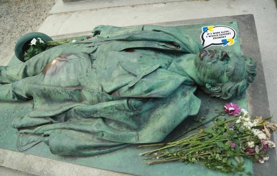 «Если бы я был жив, то поддержал бы Зеленского». Такие стикеры появились на могилах Бальзака, Пиаф и Шопена