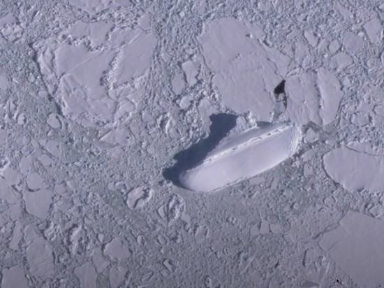 Близ Антарктиды обнаружили обледенелую 122-метровую яхту