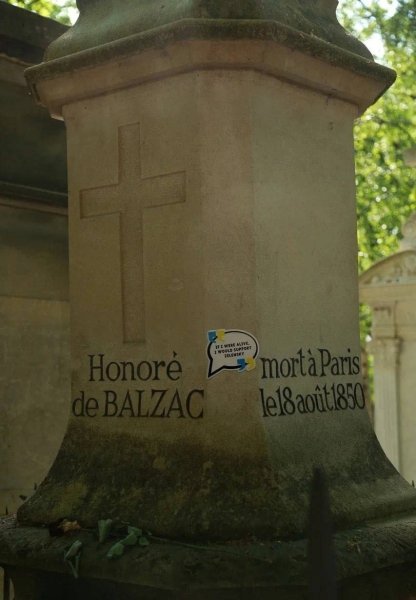 «Если бы я был жив, то поддержал бы Зеленского». Такие стикеры появились на могилах Бальзака, Пиаф и Шопена