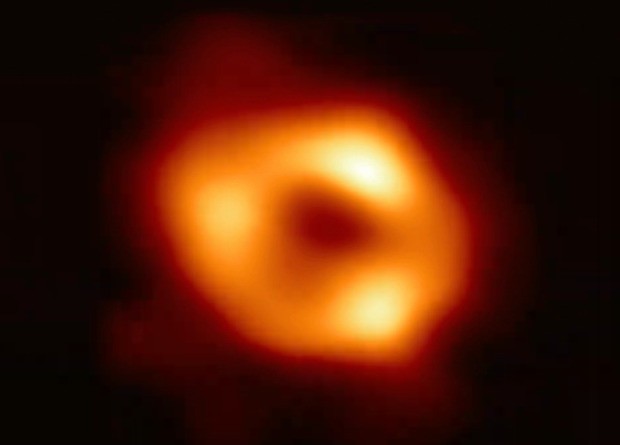 Ученые получили первый в истории снимок черной дыры в центре нашей галактики