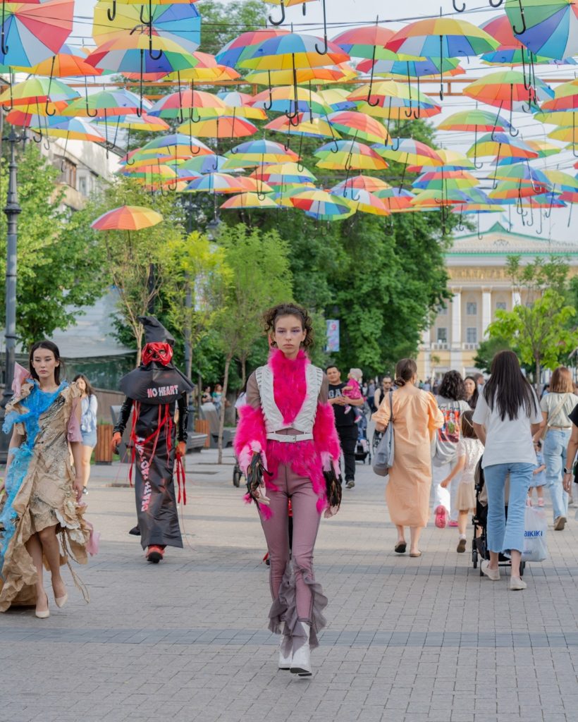 Что это было? Алматинцы обсуждают странное дефиле на улице Панфилова