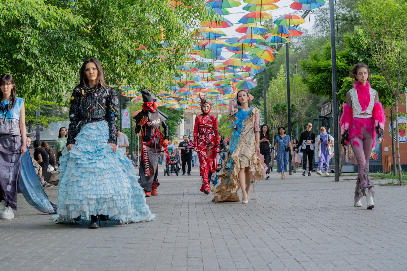 Что это было? Алматинцы обсуждают странное дефиле на улице Панфилова