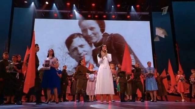 Бонни и Клайд на "Первом": в Интернете распространилось интересное фото с концерта ко Дню Победы