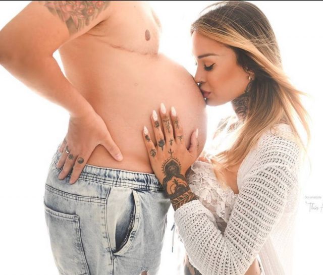 Беременный мужчина снялся для рекламной кампании Calvin Klein